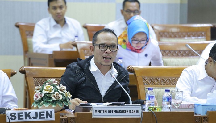 Menteri Ketenagakerjaan M. Hanif Dhakiri saat rapat kerja dengan Komisi IX DPR yang dipimpin oleh Ketua Komisi IX DPR Dede Yusuf di gedung DPR Jakarta, Selasa (20/3/2018). (FOTO: Humas Naker)