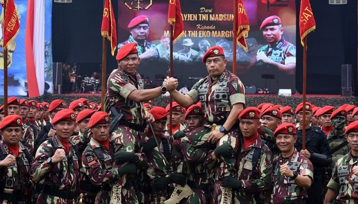 Tongkat Komando Kopassus Resmi Beralih ke Mayjen TNI Eko Margiyono dari Mayjen TNI Madsuni. (FOTO: iNews)