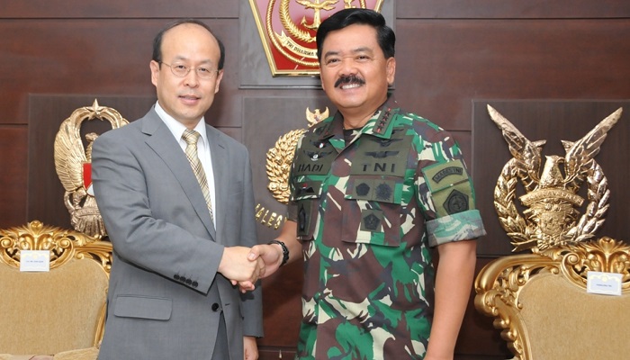 Panglima TNI Marsekal Hadi Tjahjanto mendapatkan kunjungan kehormatan Duta Besar (Dubes) Republik Rakyat Tiongkok Xiao Qian di ruang tamu Panglima TNI, Mabes TNI Cilangkap, Jakarta, Senin (12/3). (Foto: Puspen TNI)