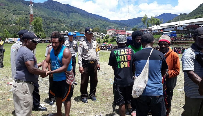 Polres Tolikara menjadi mediator dalam penyelesaian masalah dengan hukum adat di Tolikara. (Foto: Kasrim/Nusantaranews)