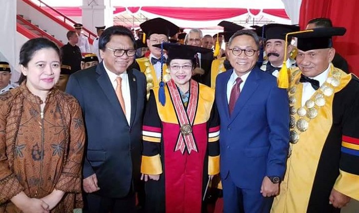 Megawati Soekarnoputri (Tengah) saat menerima gelar Doktor Honoris Causa. (Foto: Istimewa)