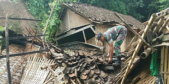 Bumi Reog Ponorogo Jawa Timur kembali diterjang bencana alam rumah roboh dan tanah longsor pada Senin (12/3/2018) sore. (Foto: Muh Nurcholis/NusantaraNews)