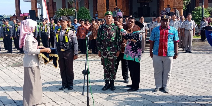 Bupati Madiun H Muhtarom telah menyematkan pita perwakilan pelaksanaan (IP4T) partisipatif dan (PTSL). (Foto: Arief Safuan)