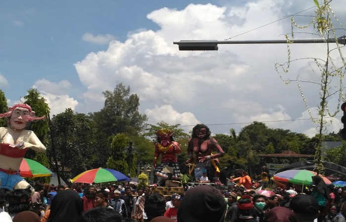 Parisada Hindu Dharma se-eks Kawedanan Pare menggelar kirab Melasti atau akrab dikenal Ogoh-Ogoh dalam rangka menyambut Hari Raya Nyepi tahun 1940 Saka.