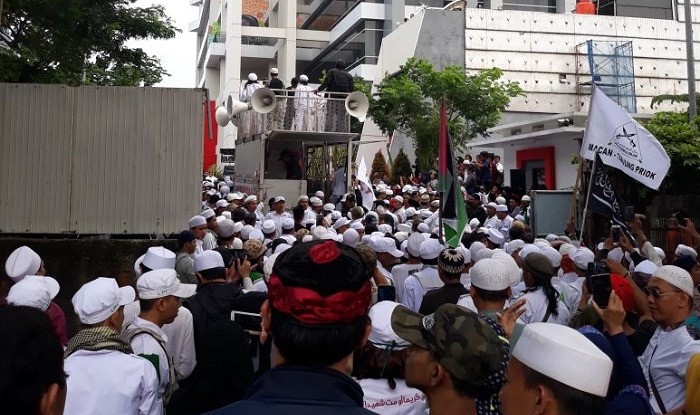 Massa Front Pembela Islam (FPI) berdemonstrasi di Kantor Majalah Redaksi Tempo, Jl. Palmerah Barat, Kebayoran, Jakarta Selatan, Jumat (16/3/2018). (FOTO: Istimewa)