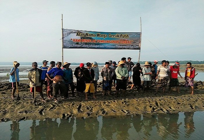 ejumlah warga Desa Gersik Putih Kecamatan Gapura Sumenep menolak tambak garam. (Foto: Kafi Hidayat/NusantaraNews)