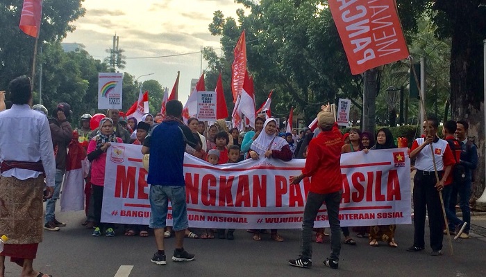 Serikat Rakyat Miskin Indonesia beserta Liga Mahasiswa Nasional Untuk Demokrasi dan Paguyuban BUS AKAP Se DKI yang tergabung dalam Posko Menangkan Pancasila Wilayah DKI Jakarta berdemontrasi menuntuk pencabutan surat edaran dishub DKI Jakarta. (FOTO: NUSANTARANEWS.CO/Aris)