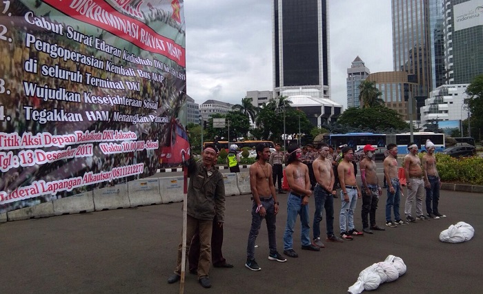 Serikat Rakyat Miskin Indonesia beserta Liga Mahasiswa Nasional Untuk Demokrasi dan Paguyuban BUS AKAP Se DKI yang tergabung dalam Posko Menangkan Pancasila Wilayah DKI Jakarta berdemontrasi menuntuk pencabutan surat edaran dishub DKI Jakarta. (FOTO: NUSANTARANEWS.CO/Aris)