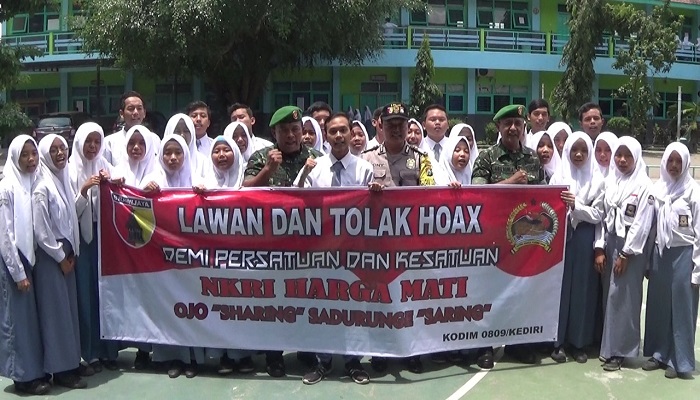 Para pelajar SMK Pawyatan Dhaha sangat antusias dalam mendeklarasikan anti hoax bersama TNI dan Polri. (Foto: Istimewa)