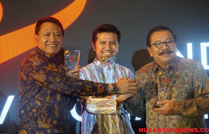 Bupati Trenggalek Emil Dardak mendapat penghargaan Best in Unlocking Local Potentiality. Gubernur Jatim Soekarwo sabet penghargaan Best Overall di ajang Indonesia Visionary Leader. (Foto: Setya/NusantaraNews)