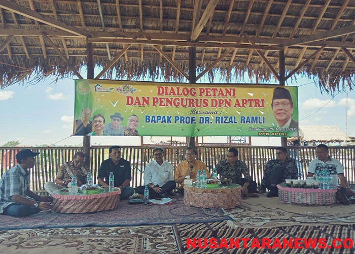 Rizal Ramli berdialog dengan Dewan Pimpinan Nasional (DPN) Asosiasi Petani Tebu Rakyat Indonesia (APTRI) di Surabaya, Kamis (29/3/2018). (Foto: Setya/NusantaraNews)