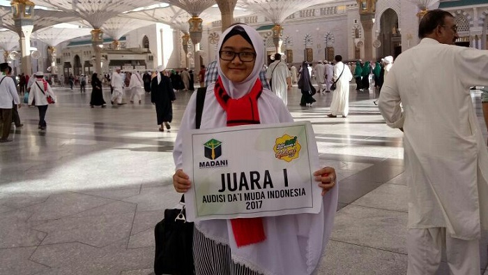 Juara I Audisi Da'i Muda Indonesia (ADAMI) 2017 Shovi Maryam (20) tengah berada di tanah suci menjalankan Umrah. (FOTO: ISTIMEWA/PP.MADANI)