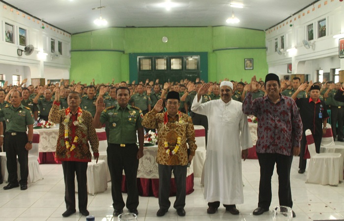 Penulis Buku 57 Khutbah Jumat & Dir Islam Integral Habib Ali Assegaf (putih) bersama Dandim 0824 Jember, Kepala BPIP Yudi Latief, Penasehat BPIP R Beny Suesetyo dan Staf Ahli BPIP Togi Sirait. (Foto: Sis/Istimewa)