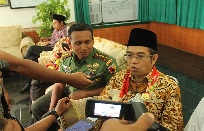 Kepala Badan Pembinaan Idiologi Pancasila (BPIP) Yudi Latief dan Dandim 0824 Jember Letkol Inf Arif Munawar Usai menyelenggarakan saresehan bersama Babinsa dan anggota TNI lainnya pada Senin (12/3/2018). (Foto: Sis/Istimewa)