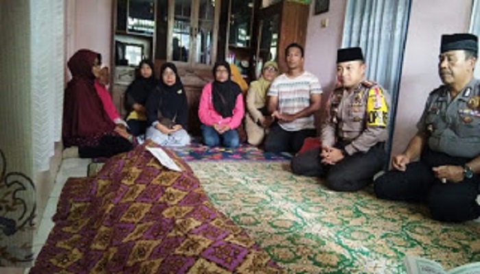 Para pelayat warga yang mendatangi rumah duka korban guru Enok yang tewas oleh pelaku jambret di Karawang Jabar. (Foto: Fuljo)