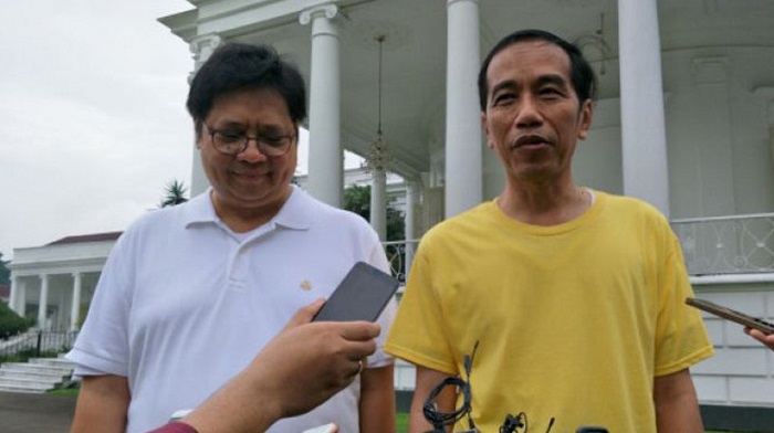 Presiden Joko Widodo (Jokowi) dengan Ketua Umum Partai Golkar Airlangga Hartarto usai olahraga pagi atau jogging bareng di Kebun Raya Bogor, Sabtu (14/3/2018). (FOTO: Arah)