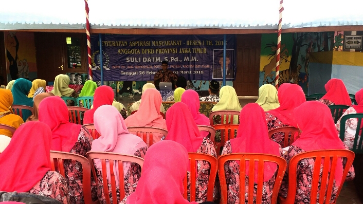 Para Guru Ponorogo sampaikan keluhan ke anggota DPRD (Foto Nurcholis/Nusantaranews.co)