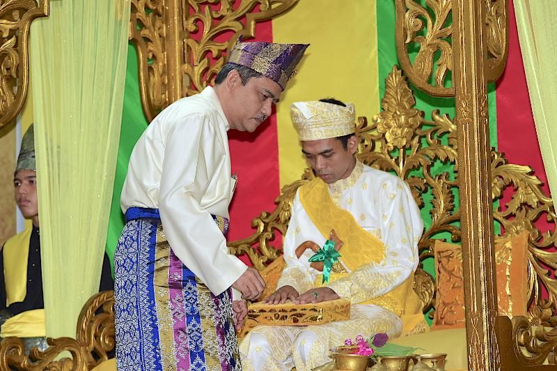 Penganugerahan Gelar Adat Melayu Riau Datuk Seri Ulama Setia Negara kepada Tuan Abdul Somad (Foto Dok. Gaung Riau)