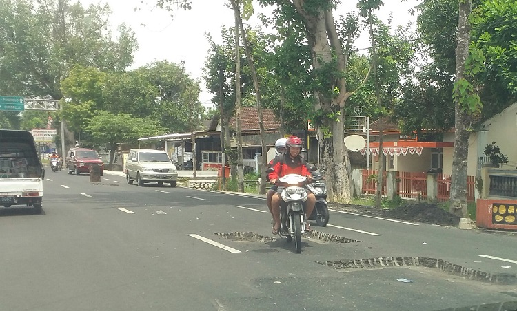 Perbaikan Jalan Ponorogo-Wonogiri (Foto Nurcholis/Nusantaranews.co)