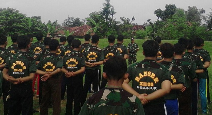 Ratusan Banser memperoleh pendidikan dari anggota TNI Nganjuk (Foto Nusantaranews.co/Rantelino)