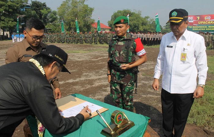 Wakil bupati Sidoarjo Nur Ahmad Syaifuddin bersama Danrem 081 Dhirotsaha Jaya Kolonel Inf R. Sidharta Wisnu Graha membuka programa TMMD 2018. (Foto: Istimewa)