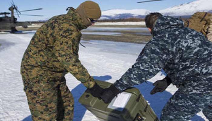 Personel awak helikopter UH-60 Black Hawk mempersiapkan peralatan saat meninggalkan Kotzebue, Alaska dalam latihan bertajuk Arctic Care 2018 yang disponsori Departemen Pertahanan Amerika Serikat. (Foto: Foto Marine Corps /Lance Cpl. Ricardo Davila)