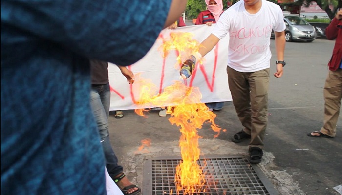 Bakar Tangan Aktivis KAMMI sambut Jokowi di Semarang. (FOTO; NUSANTARANWS.CO/MA)