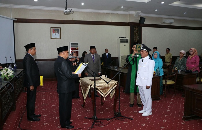 Bupati Sumenep melantik Kepala Desa Poteran Kecamatan Talango di Ruang Arya Wiraraja Pemkab Sumenep pada Selasa (9/4/2018). (Foto: Mahdi Alhabib/NusantaraNews)