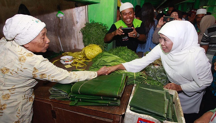 Pedagang Pasar Wadungasri Sidoarjo Sebut Khofifah Inspirator dab Peduli Rakyat Biasa. (FOTO: NUSANTARANEWS.CO/Setya/TW)