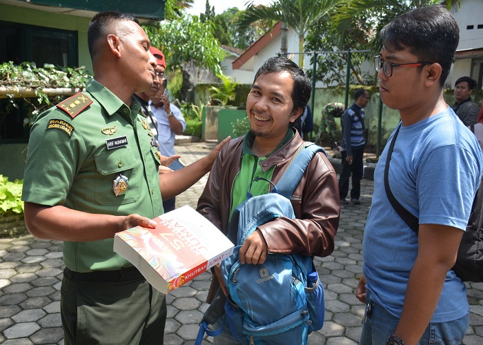 Dandim 0824 Jember Letkol Inf Arif Munawar menunjukkan buku khutbah Jumat karangan Habib Ali Assegaf yang rencananya akan diedarkan ke seluruh masjid di kabupaten Jember. (Foto: Sis/Istimewa)