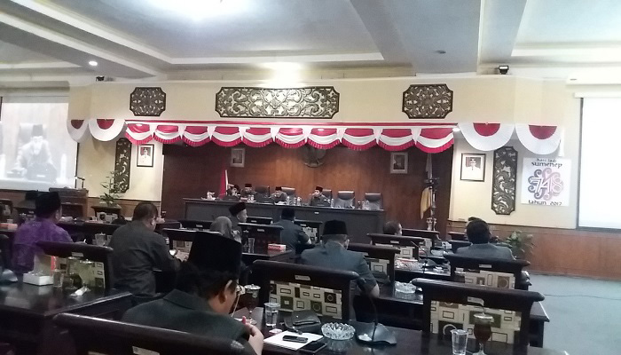 Dewan Perwakilan Rakyat Daerah (DPRD) Kabupaten Sumenep, Madura, Jawa Timur menggelar rapat paripurna dalam rangka penyampaian Bupati Sumenep, KH. Abuya Busyro Karim, soal Rancangan Peraturan Daerah (Raperda) prakarsa DPRD Sumenep. (Foto: Mahdi Alhabib/NusantaraNews)