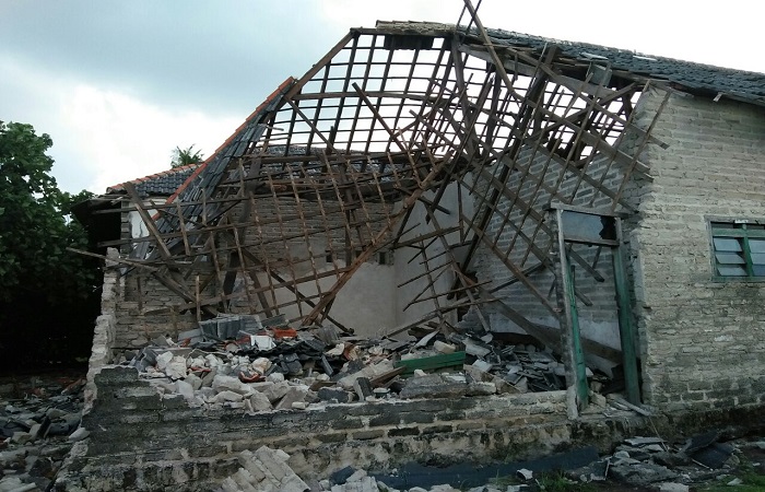 Rumah Warga di sapu angen puting beliunh di Desa Kalisangka, Kecamatan Arjasa, Kabupaten Sumenep. (Foto: Mahdi Alhabib/NusantaraNews)