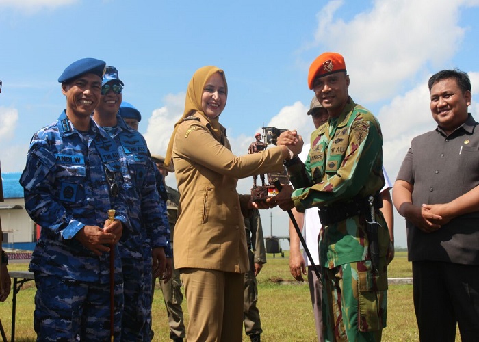 Latihan bertajuk Garuda Perkasa 2018 TNI AU bermanuver di Lapangan Terbang Noto Hadinegoro Jember, Rabu (4/4/22018) yang disaksikan Bupati Jember dan Forkompinda Jember. (Foto: Sis/Istimewa)