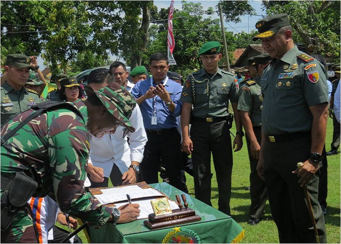 Pembukaan TMMD di Jombang dihadiri langsung Kepala Barkowil Bojonegoro, Pangdam V Brawijaya, Wakapolda Widodo Eko P dan Pjs Bupati Setiajit. (Foto: Istimewa)