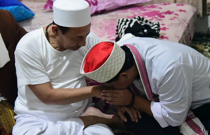 Calon wakil gubernur Jawa Barat, Anton Charliyan (Kang Anton) meminta doa restu kepada tokoh Nahdlatul Ulama (NU) Maulana Al-Habib Muhammad Luthfi bin Ali bin Yahya di Jalan Duren Sawit, Kelurahan Satu, Jakarta Timur, Selasa (3/4). (Foto: Istimewa)