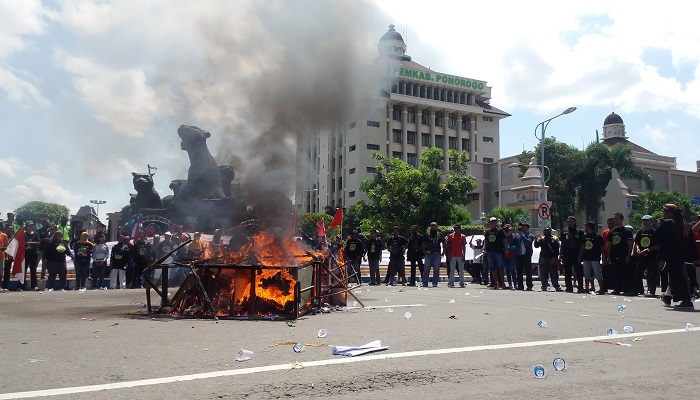 Kecewa Kebijakan Bupati Ipong, Aliansi Masyarakat Ponorogo Kembali Menggelar Unjuk Rasa