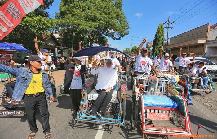 Calon gubernur Jawa Timur Khofifah Indar Parawansa berkunjung ke pasar Genteng, Banyuwangi. (Foto: Setya/NusantaraNews)