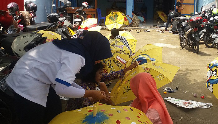 Puluhan warga Kabupaten Magetan, Jawa Timur antusias mengikuti lomba lukis dengan media payung yang diadakan oleh Komisi X Anggota DPR RI, Edhie Baskoro Yudhoyono (EBY) atau Ibas, Sabtu (21/4/2018). (Foto: Muh Nurcholis/NusantaraNews)