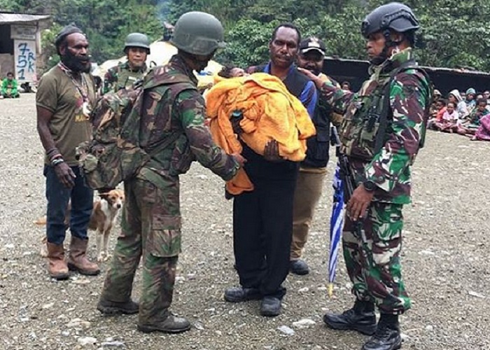 Prajurit TNI menyelamatkan bayi yang hendak dibakar Tentara Pembebasan Nasional Papua Barat (TPNPB) di Utikini, Papua. (Foto: Puspen Kodam XVII/Cendrawasih)