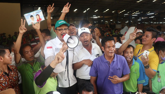 Calon Gubernur Jawa Timur nomor urut dua, Saifullah Yusuf (Gus Ipul) mengunjungi saat mengunjungi perusahaan furnitur PT Integra Group Sidoarjo, Selasa(17/4/2018). (Foto: Setya/NusantaraNews)