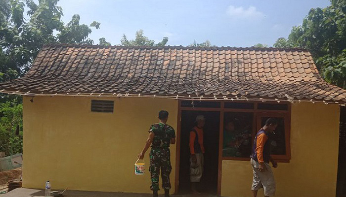 Seorang warga di Kabupaten Tuban mengucapkan syukur sekaligus terimakasih kepada jajaran TNI yang telah merehab rumahnya yang tergolong sudah tak layak huni, Rabu (18/4/2018). (Foto: Istimewa/NusantaraNews)