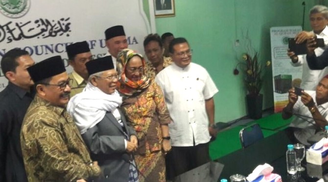 Sukmawati Soekarno Putri didampingi Kiai Ma'ruf dan Pengurus MUI lainnya. (FOTO: ISTIMEWA)