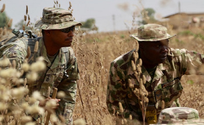 Tentara AS (kiri) melatih tentara Nigeria selama latihan di kompleks militer terpencil yang terletak sekitar 145 mil utara Abuja, Nigeria, 14 Februari 2018. (Foto: Kapten James Sheehan)