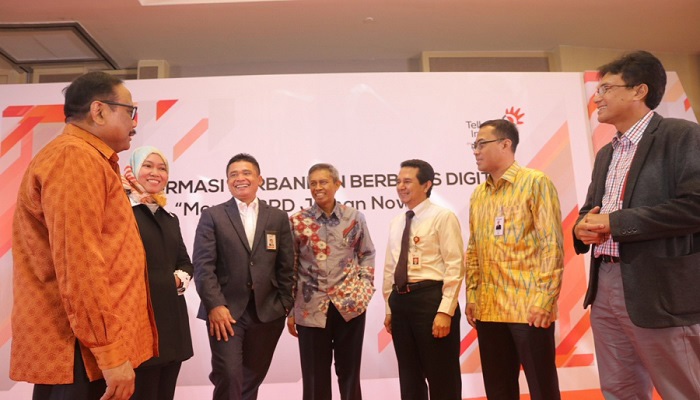 Direktur Enterprise and Business Service Telkom Dian Rachmawan (ketiga dari kiri) didampingi EVP Divisi Enterprise Service Telkom Siti Choiriana (kedua dari kiri) dan Dirut telkomsigma Judi Achmadi (paling kanan) saat berbincang-bincang dengan Dirut Bank BPD DIY Bambang Setiawan (paling kiri), Staf Ahli Direksi Bagian Syariah & Manajemen Resiko LPPI Edy Setiady (keempat dari kiri), Senior Executive Analyst for Deputy Commisioner of Banking Supervisor IV OJK Roberto Akyuwen, Dirut Bank Sumut Edie Rizliyanto di sela-sela event bertajuk Transformasi Perbankan Berbasis Digital di Hotel Pullman Thamrin Jakarta, Kamis (12/4). (Foto: Istimewa)