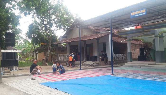 Terima Bantuan Kanopi, Jamaah Masjid Ponorogo Apresiasi Ibas. (FOTO: NUSANTARANEWS.CO/Muh. Nurcholis)