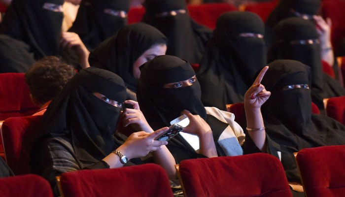 Para wanita Arab Saudi menikmati bioskop di pusat budaya di Riyadh, kesempatan yang sangat langka dalam 35 tahun terakhir. (Foto: AFP/Fayez Nureldine)