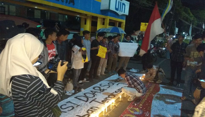 Aksi Doa dan Solidaritas MCD untuk Korban Bom Bunuh Diri di Tiga Gereja. (FOTO: NUSANTARANEWS.CO/Nur Cholish Hasan)