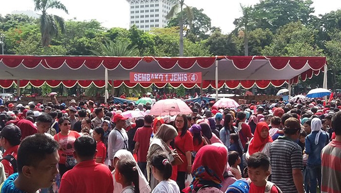 Bagi Sembako di Monas (Foto Istimewa)