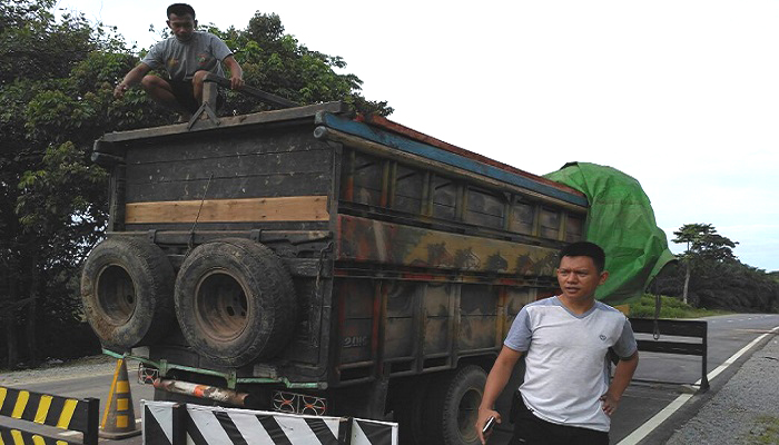 illegal logging, satgas pamtas ri-malaysia, yonif 511/dy, balai karangan, perbatasan malaysia, perbatasan indonesia-malaysia, satuan tugas tni, kayu ilegal