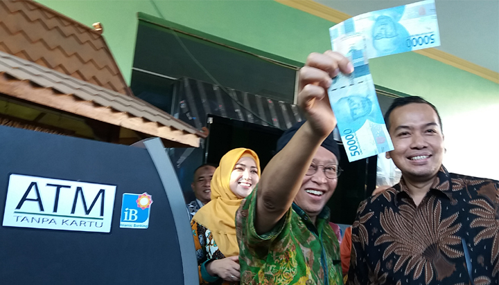 Bupati Sumenep beserta ibu melakukan penarikan di ATM tanpa kartu di BPRS Bhakti Sumenep, didampingi Dirut BPRS Novi Sujatmiko. (FOTO: NUSANTARANEWS.CO/Hamdi)